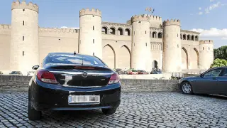 Aparcamiento del palacio de la Aljafería, con algunos coches oficiales.