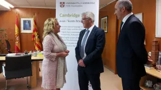 Dolores Serrat, con el  director de desarrollo en Cambridge English Language en España.