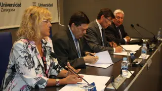 El rector Manuel López y el consejero de Industria, Arturo Aliaga han firmado este lunes.