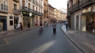 Ciclistas por el Coso Alto de Huesca