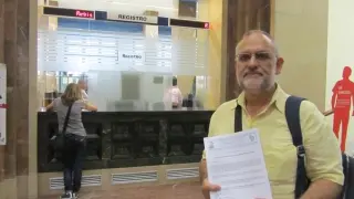 El secretario de la Asociación Movera Dos Ríos, Emilio de Arriba, entregando las firmas en el registro.