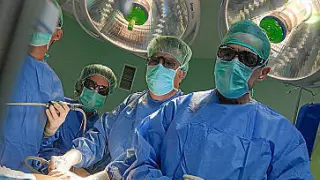 Un cirujano y su equipo inician una operación