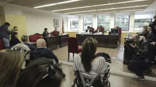 Muchos de los demandantes aistieron en silla de ruedas a los juzgados.