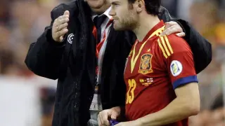 Del Bosque conversa con Mata durante un partido