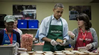 Obama ayudó a preparar comida este lunes para empleados federales afectados por la paralización