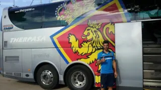 Álvaro posa ante el bus del Zaragoza antes de un viaje