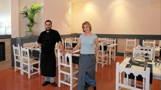 Aarón Chamarro y Esther Alonso, en la sala del restaurante Entre Libros y Pucheros, de Zaragoza