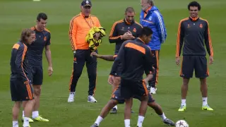 Ancelotti, rodeado de los jugadores del Real Madrid