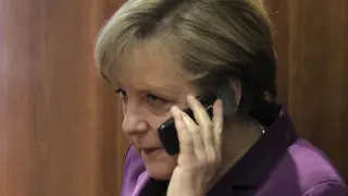 Angela Merkel hablando por teléfono