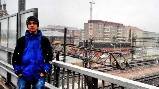 Adrián Llosá, bajo la primera nevada del invierno en Tampere, Finlandia.