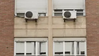 Aparatos de aire acondicionado en una fachada.