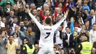 Cristiano Ronaldo celebra un gol con la afición