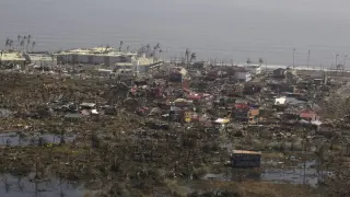 Vista de la ciudad de Taclobán tras el paso del tifón.