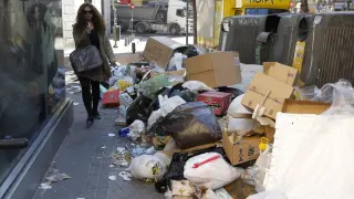 La basura se acumula en el centro de Madrid
