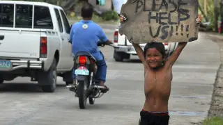 Un niño pide ayuda en la localidad  filipina
