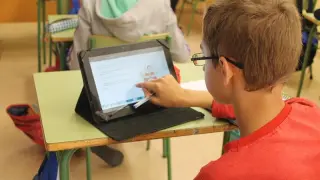 Alumnos del colegio Montecorona, con tabletas en el aula