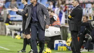 PAco Herrera, entrenador del Real Zaragoza, da indicaciones en un partido