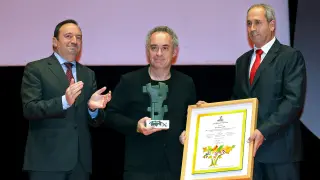 El cociner Ferran Adrià (c), tras recibir el Premio Prestigio Rioja