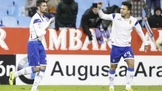 El jugador del Real Zaragoza Diego Suárez felicita a Álvaro