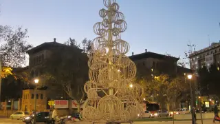 El nuevo árbol instalado en la Plaza de Paraíso