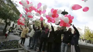 Colaboradores de Cruz Blanca sueltan globos con mensajes contra el sida en Huesca