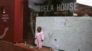 Los sudafricanos homenajean a Mandela