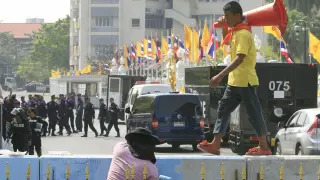 Manifestantes y policías en Bangkok