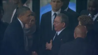 Obama da la mano a Raúl Castro