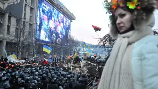 Una mujer ucraniana contempla los choques entre la Policía y los manifestantes