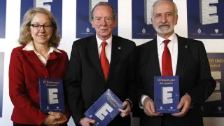 La directora general de Espasa, Ana Rosa Semprún; el director de la RAE, José Manuel Blecua, y el académico Salvador Gutiérrez