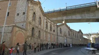 Cadena humana rodeando el asilo de San Julián