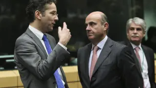 El ministro español de Economía, Luis de Guindos (dcha), conversa con el presidente del Eurogrupo y ministro de Finanzas holandés, Jeroen Dijsselbloem