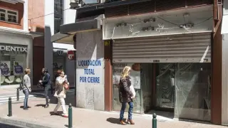 Comercios cerrados en la céntrica calle de San Miguel