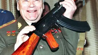 El diseñador de armas ruso Mijail Kaláshnikov,