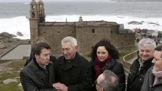 El presidente gallego y el alcalde de Muxía han visitado la iglesia.