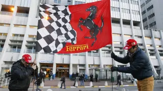 Unos aficionados colocan una bandera de Ferrari a las puertas del Hospital de Grenoble