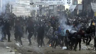 Los manifestantes se enfrentan a la policía cairota
