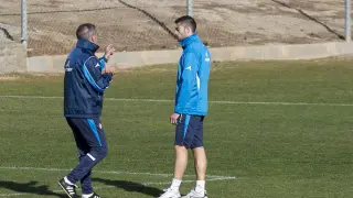Paco Herrera dialoga con Rico en un entrenamiento del Real Zaragoza