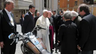 El Papa Francisco junto a la Harley que será subastada