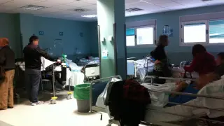 Pacientes encamados en los pasillos de las Urgencias del Servet