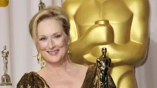 Meryl Streep con una de las estatuillas