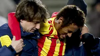 Neymar se retira lesionado