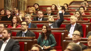 Momento en el que el portavoz del PSC indica con la mano en alto a los diputados del grupo socialista que voten 'no'