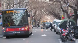 Un autobús a su paso por la Av. América