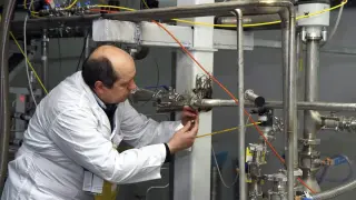 Un inspector de la Organización de Energía Atómica de Irán examina una planta nuclear de Natanz (Irán)