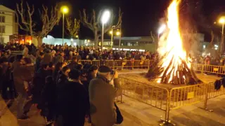 La plaza de Mosén Demetrio Segura ha acogido la tradicional hoguera