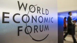 Varios participantes toman un descanso en el primer día de la 44 edición del Foro Económico Mundial celebrado en Davos