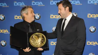 Cuarón recoge el premio de manos del actor Ben Afleck