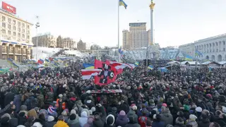 Miles de manifestantes acompañan el funeral del opositor Mikhail Zhiznevsky, asesinado de un disparo
