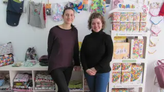 Vanessa Pérez y Patricia Ramos, en su tienda Menuda Tribu